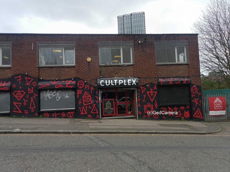 Front view on red bank. (Key). Published on 26-03-2026 