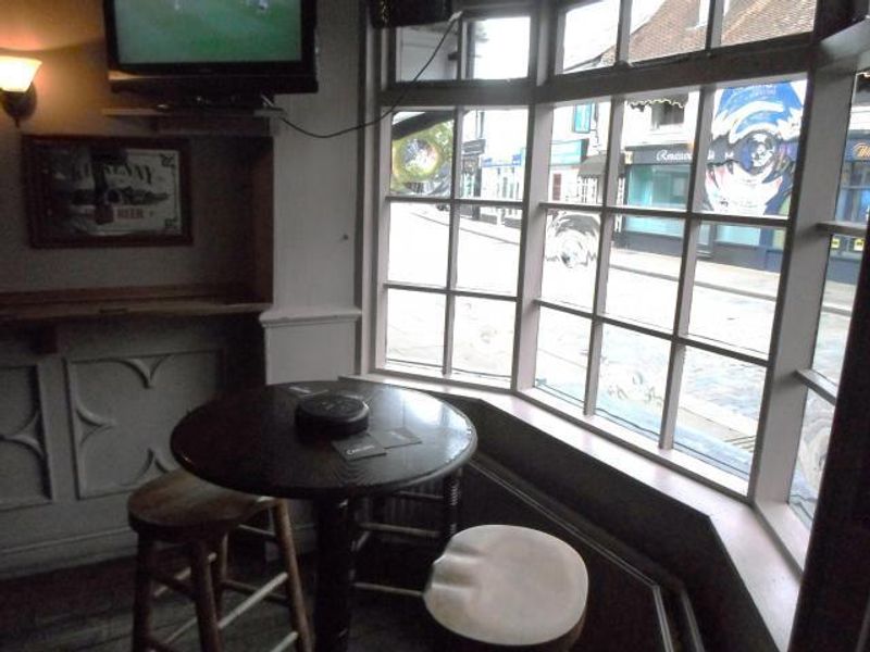 (Pub, Bar). Published on 01-01-1970
