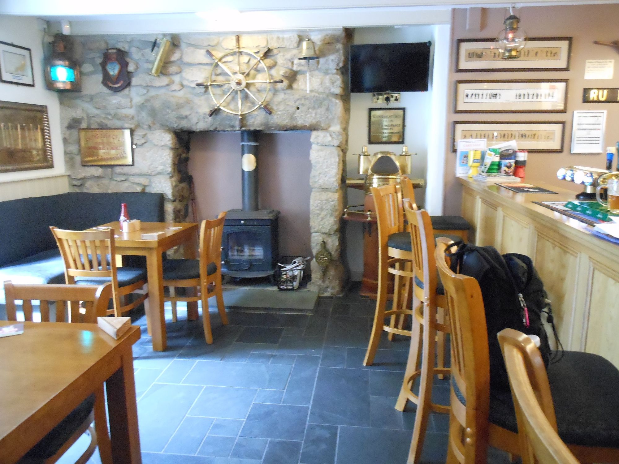 (Pub, Bar). Published on 07-12-2014