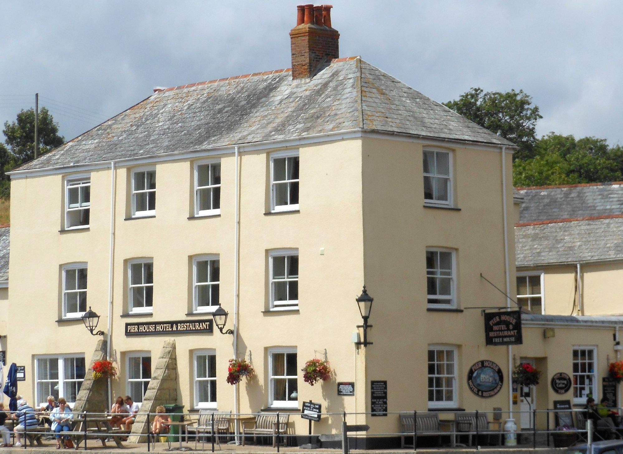 Pier House, Charlestown - 26th August 2013. (Pub, External). Published on 26-08-2013