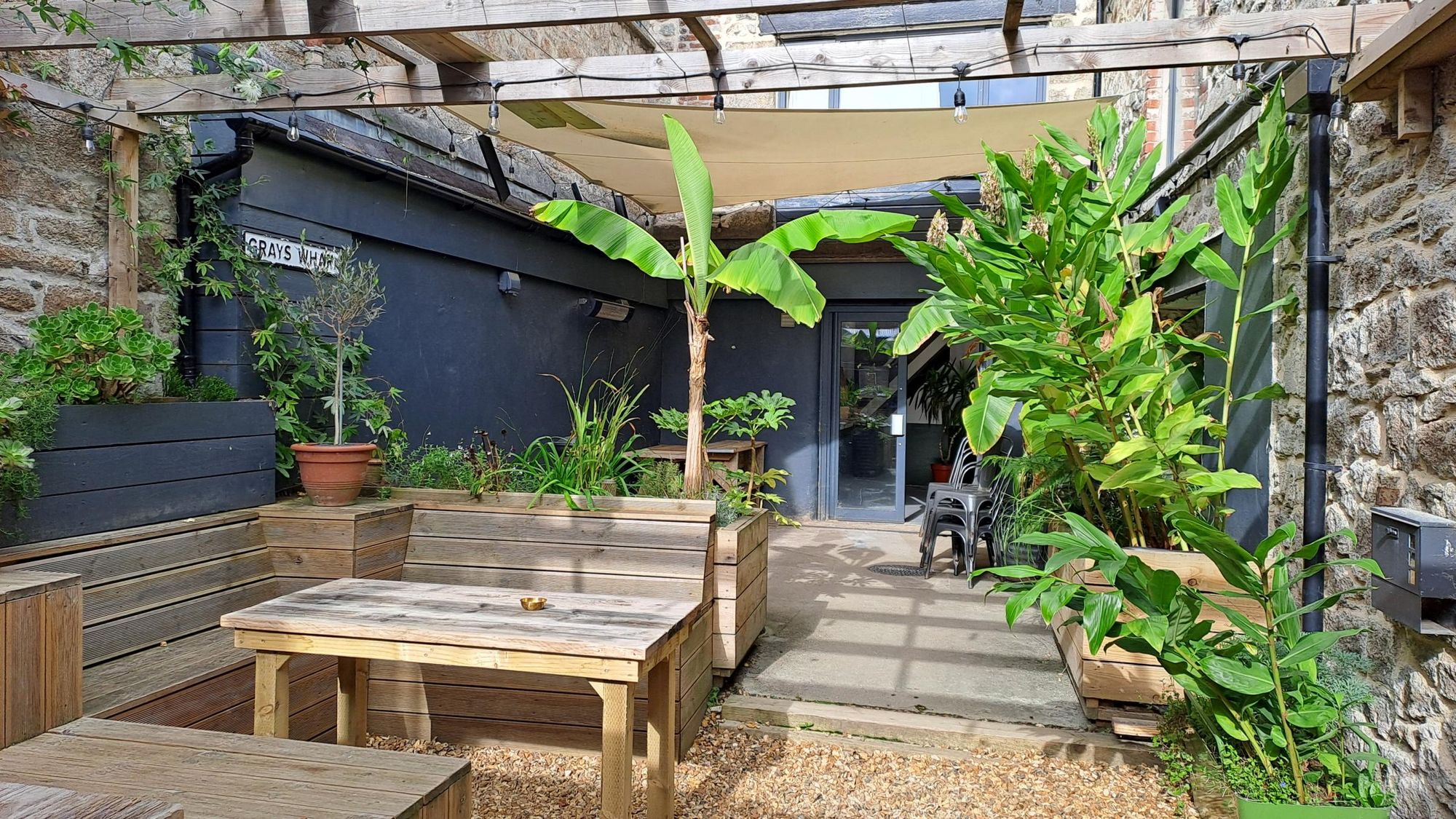 Seated area. (External, Garden). Published on 27-09-2026