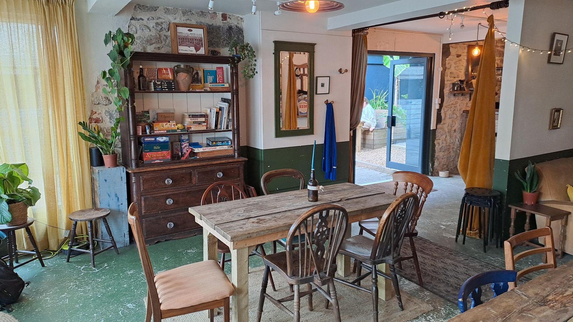 Front room. (Pub). Published on 27-09-2026