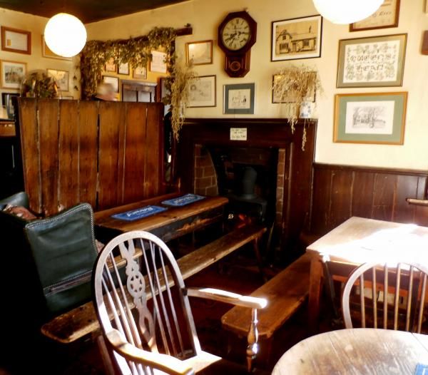Queen's Head, Newton; settle and fireplace. (Pub, Bar). Published on 11-03-2014