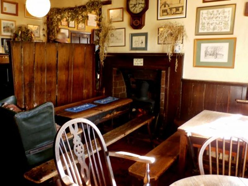 Queen's Head, Newton; settle and fireplace. (Pub, Bar). Published on 11-03-2014