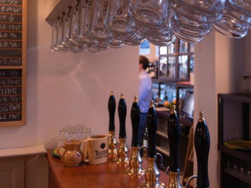 The handpumps on the bar. (Bar). Published on 10-11-2013 