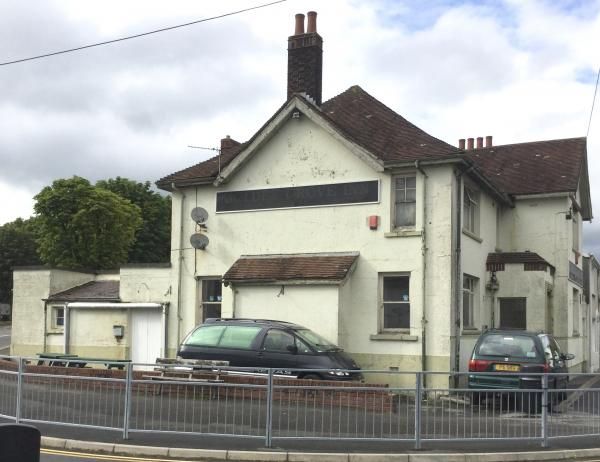 The Golden grove Inn, Llandybie. (Pub, External). Published on 01-08-2016