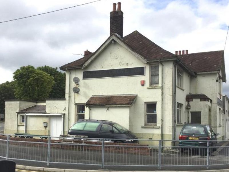 The Golden grove Inn, Llandybie. (Pub, External). Published on 01-08-2016 