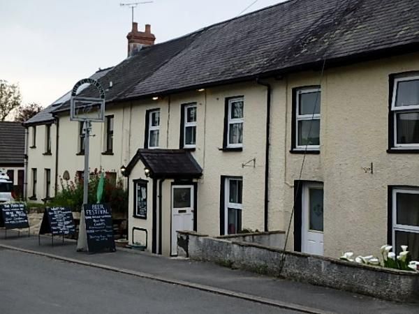 The Plash, approaching from north. (Pub, External). Published on 30-05-2016