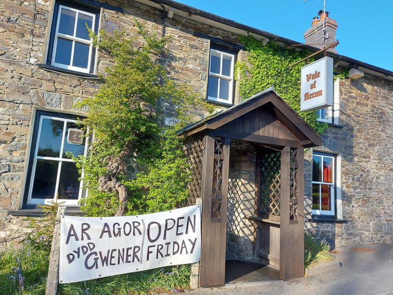 (Pub, Garden, Sign). Published on 16-05-2022