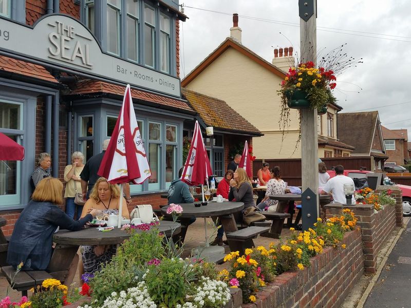 (Pub, External, Garden, Sign, Customers). Published on 09-01-2018