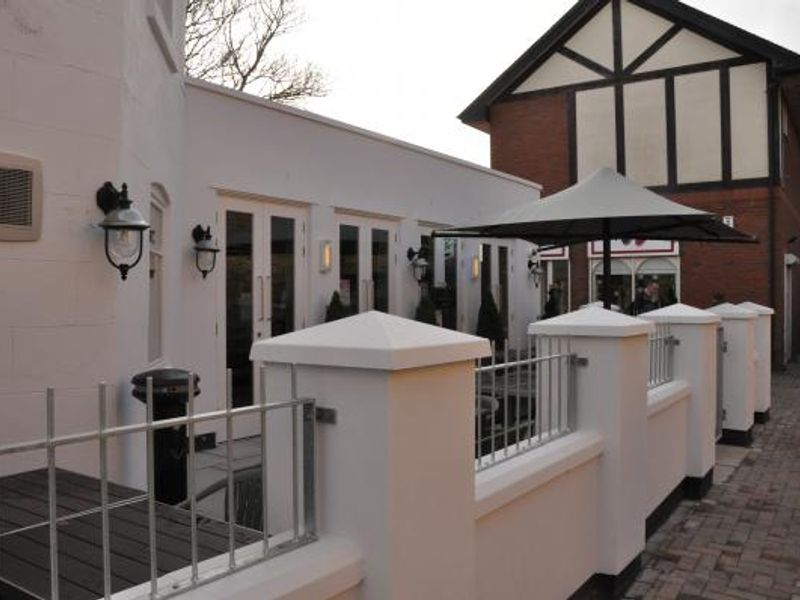 New extension and smoking area. (External). Published on 17-12-2013