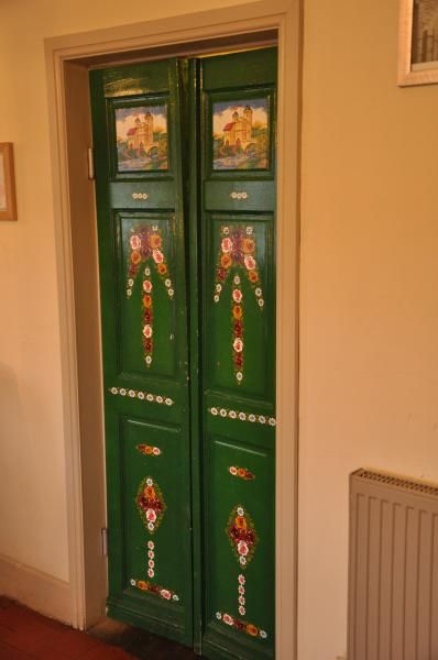 Entry doors from rear exit. (Bar). Published on 09-02-2015