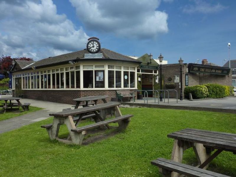 Yellow Rose at Linthorpe. (Pub, External, Key). Published on 01-01-1970 