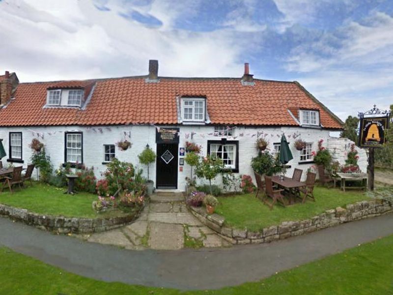 Olde Beehive Inne at Newholm. (Pub, Key). Published on 01-01-1970