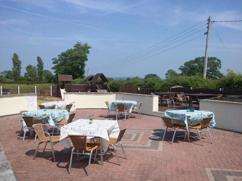 Terrace and play area. (Garden). Published on 09-06-2016