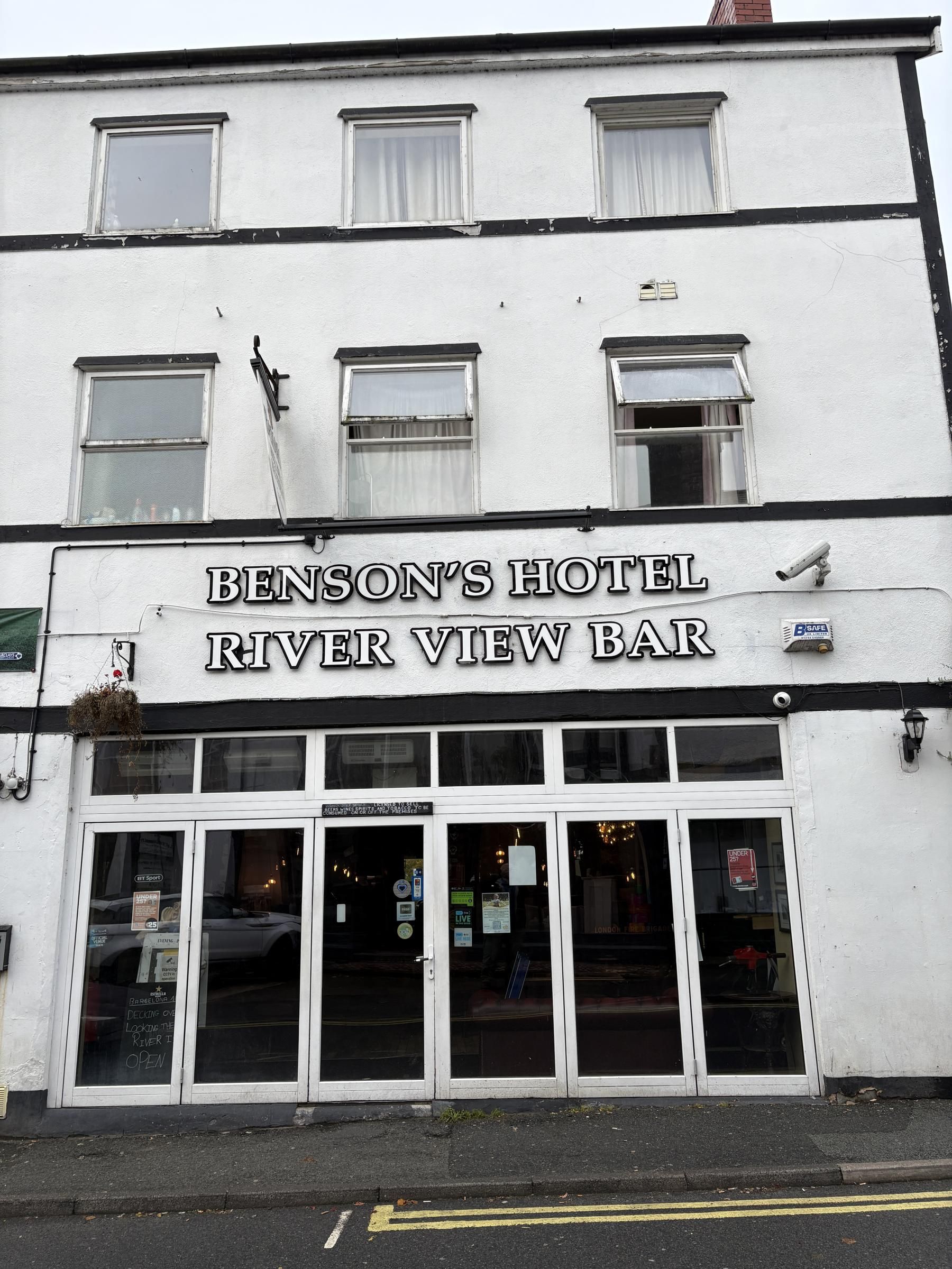 Benson's Hotel River View Bar. (Key). Published on 25-10-2025