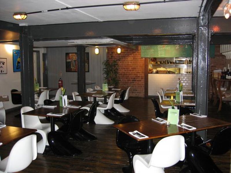 Dining Room. (Restaurant). Published on 06-03-2015