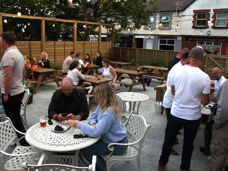 The Jolly Gardeners Garden Area. (Pub, Garden, Customers). Published on 09-08-2025 