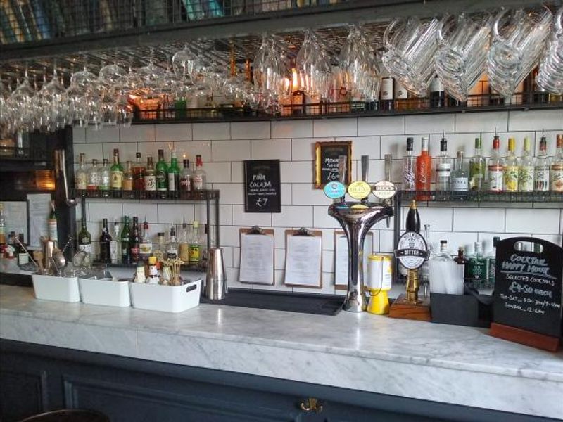 Bar. (Bar). Published on 24-06-2016 