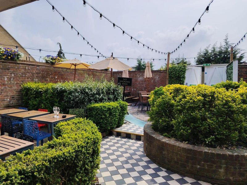 Sir Julian Huxley, Selsdon. (Pub, External, Garden). Published on 02-05-2025 