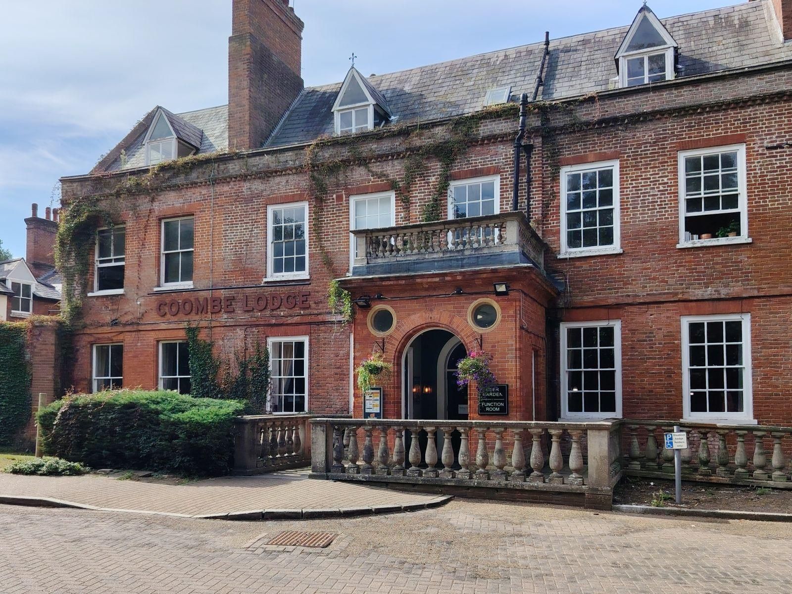 Coombe Lodge, Croydon. (Pub, External). Published on 23-08-2025