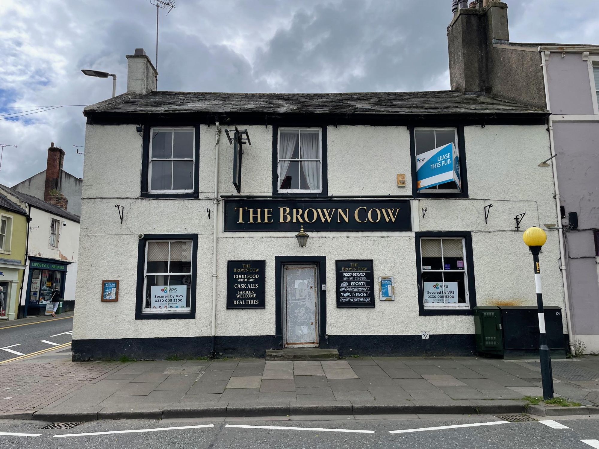 Brown Cow (closed) May 2022 (Nick Yarwood). (Pub, External). Published on 05-07-2022