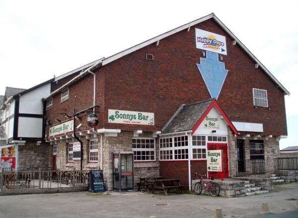 Sunny's Towyn. (Pub, External). Published on 14-10-2015
