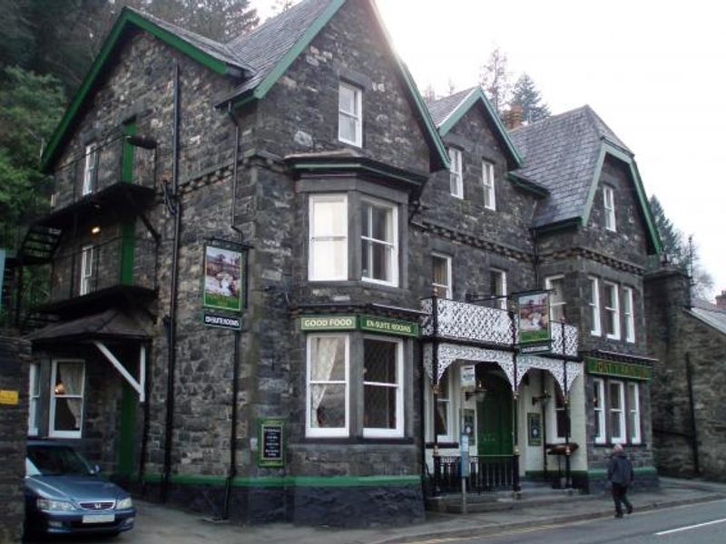 PontyPair left. (Pub, External). Published on 30-03-2014 