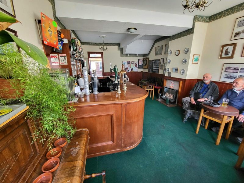 Bar East Cliff Tavern. (Pub, Bar). Published on 01-12-2023