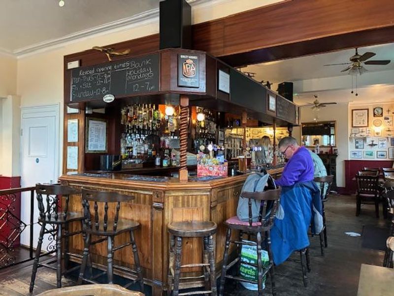 (Bar, Customers). Published on 28-11-2025 