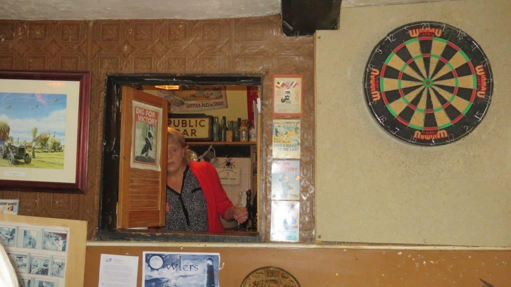 Rarely used serving hatch right hand room. (Bar). Published on 03-03-2023
