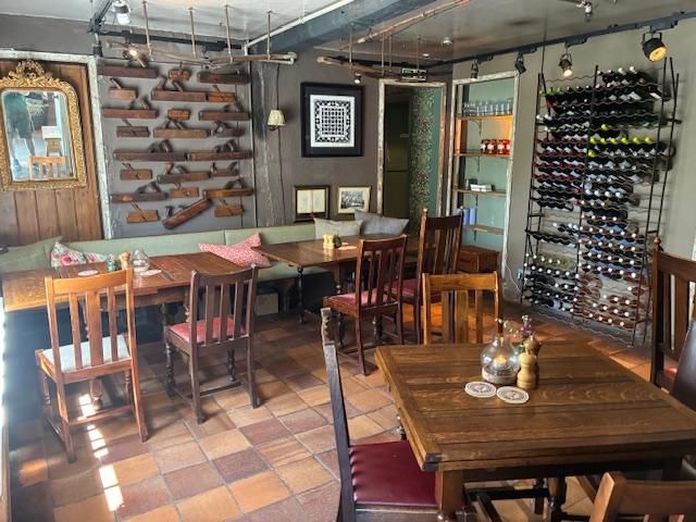 (Restaurant). Published on 09-12-2025