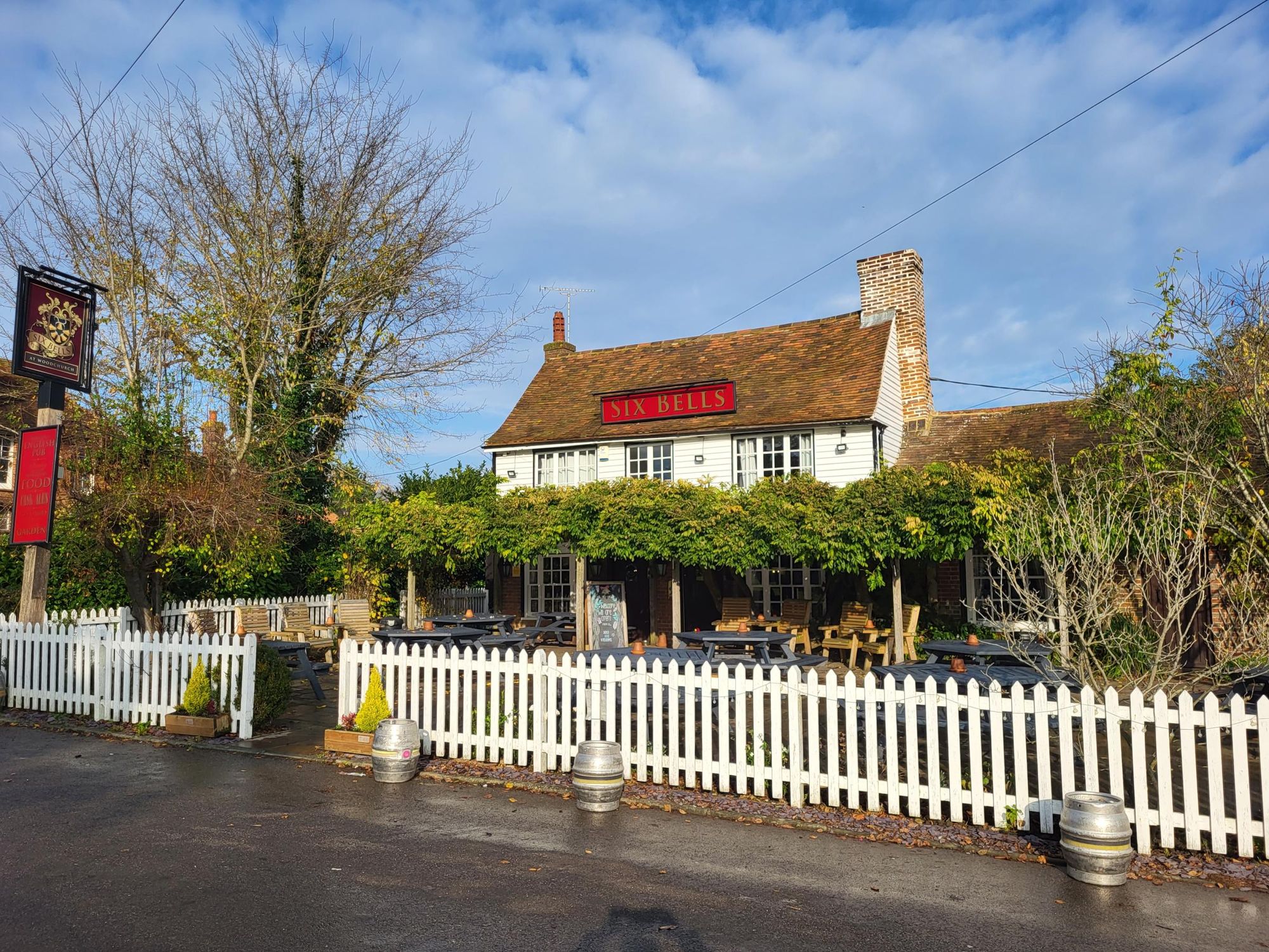Pub from road six bells. (Pub, External). Published on 01-12-2023