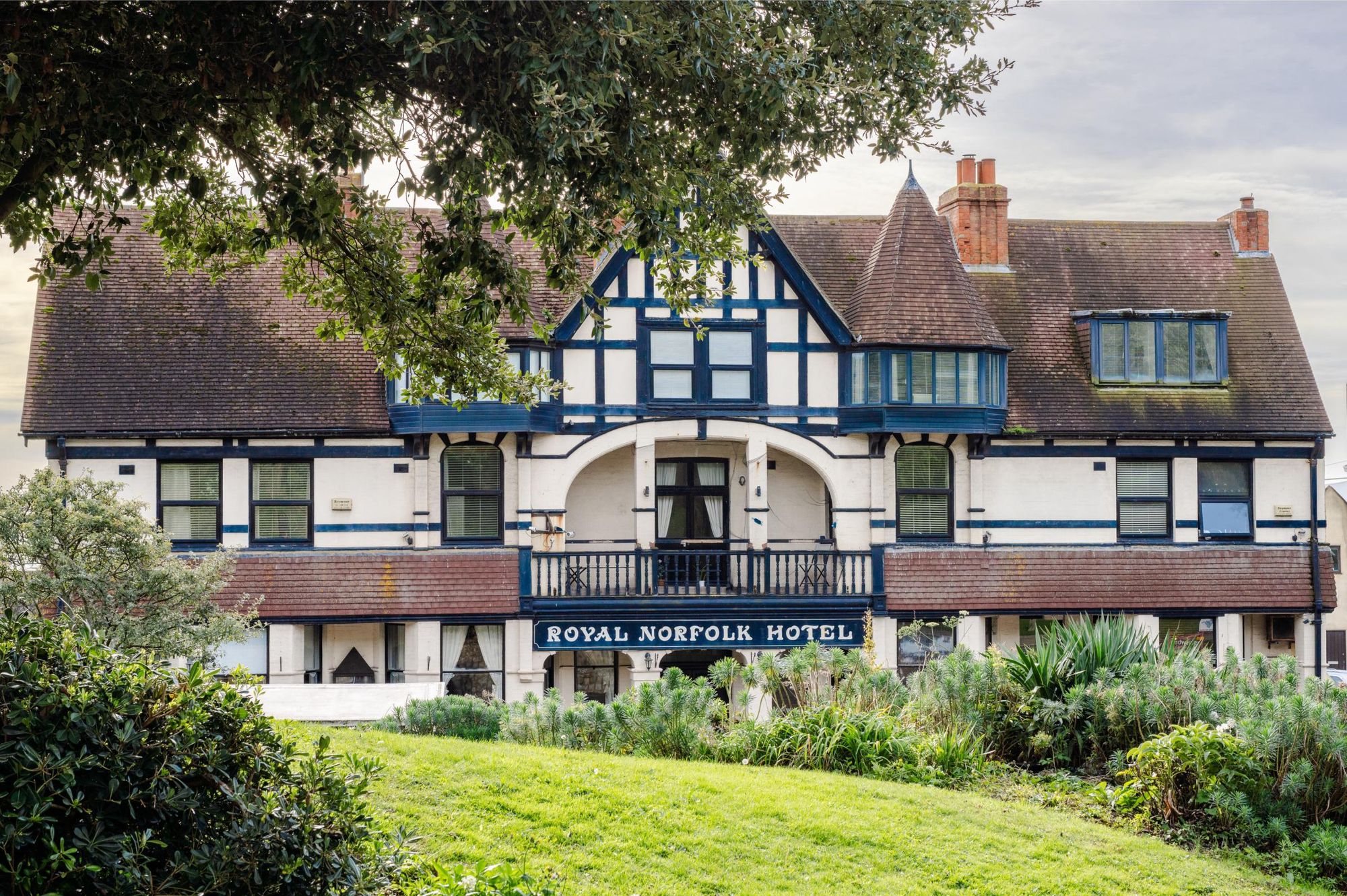 The Royal Norfolk Hotel, Sandgate. (Pub, External, Sign, Key). Published on 09-01-2025