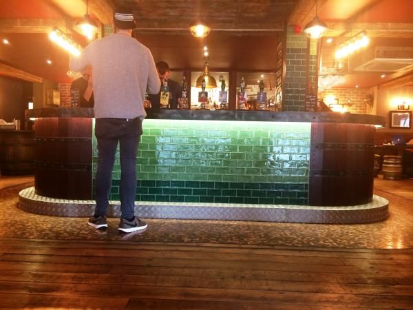 (Pub, Bar). Published on 11-05-2016