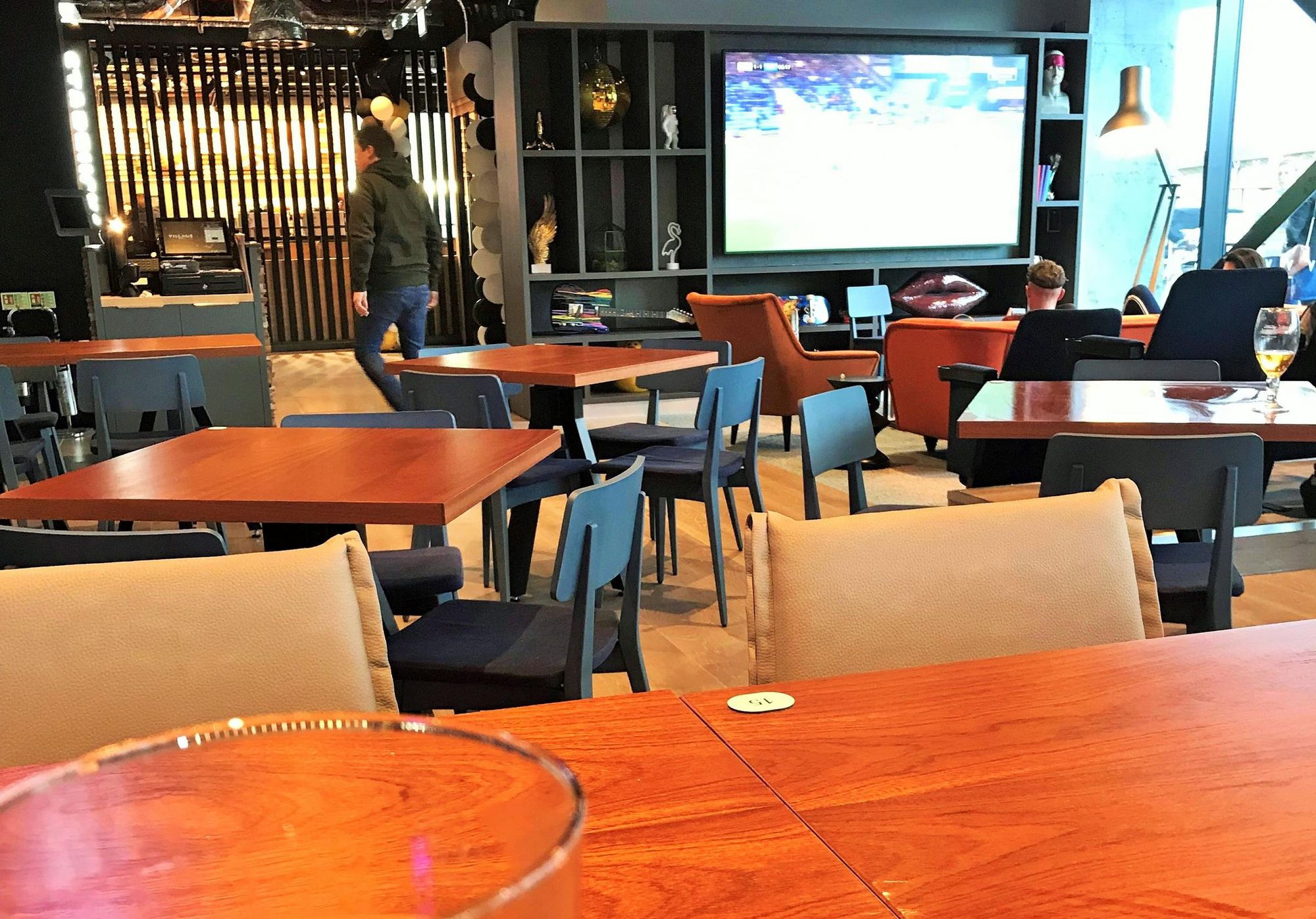 December 2018. (Bar, Customers). Published on 09-12-2018