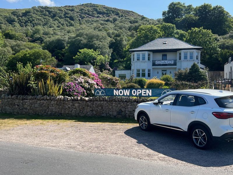 Lochranza Country Inn. (Pub, External). Published on 13-07-2023