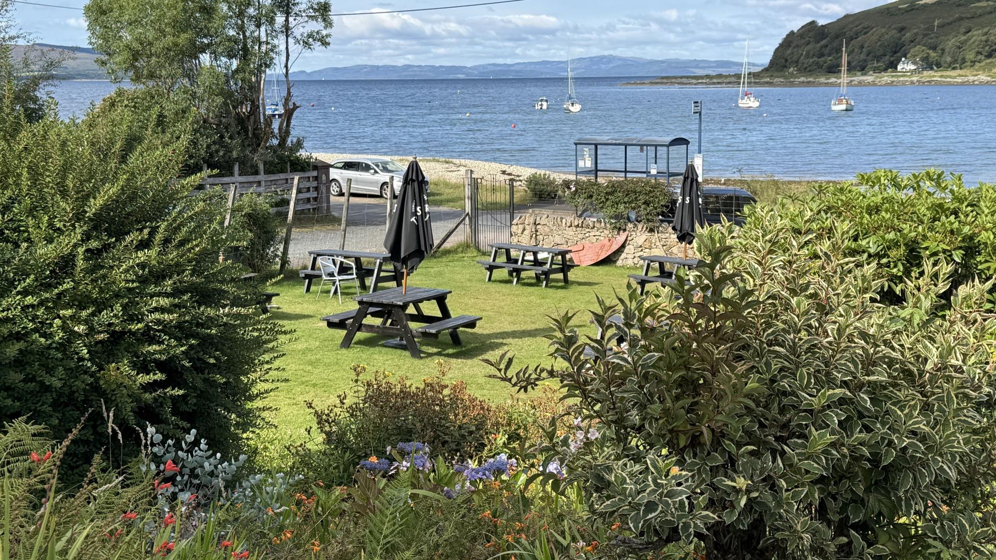 Lochranza Country Inn, Lochranza. (Pub, External, Garden). Published on 07-09-2026