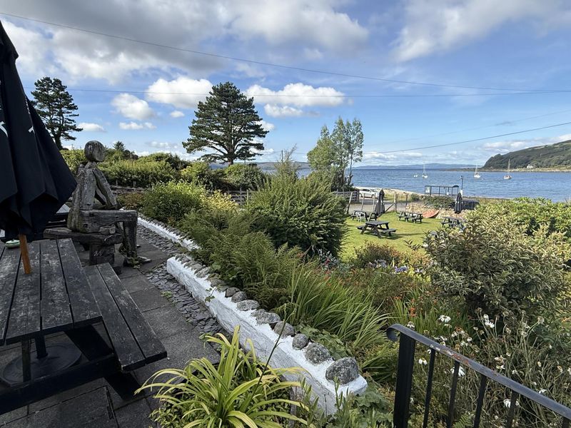 Lochranza Country Inn, Lochranza. (Pub, External, Garden). Published on 07-09-2026