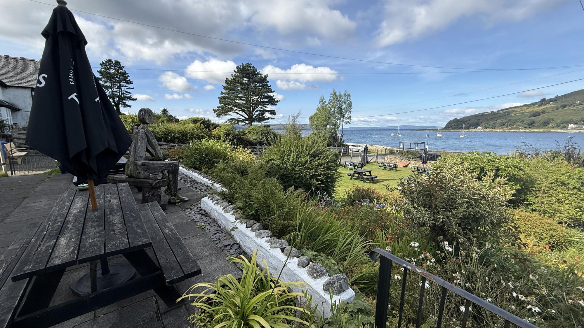 Lochranza Country Inn, Lochranza. (Pub, External, Garden). Published on 07-09-2026