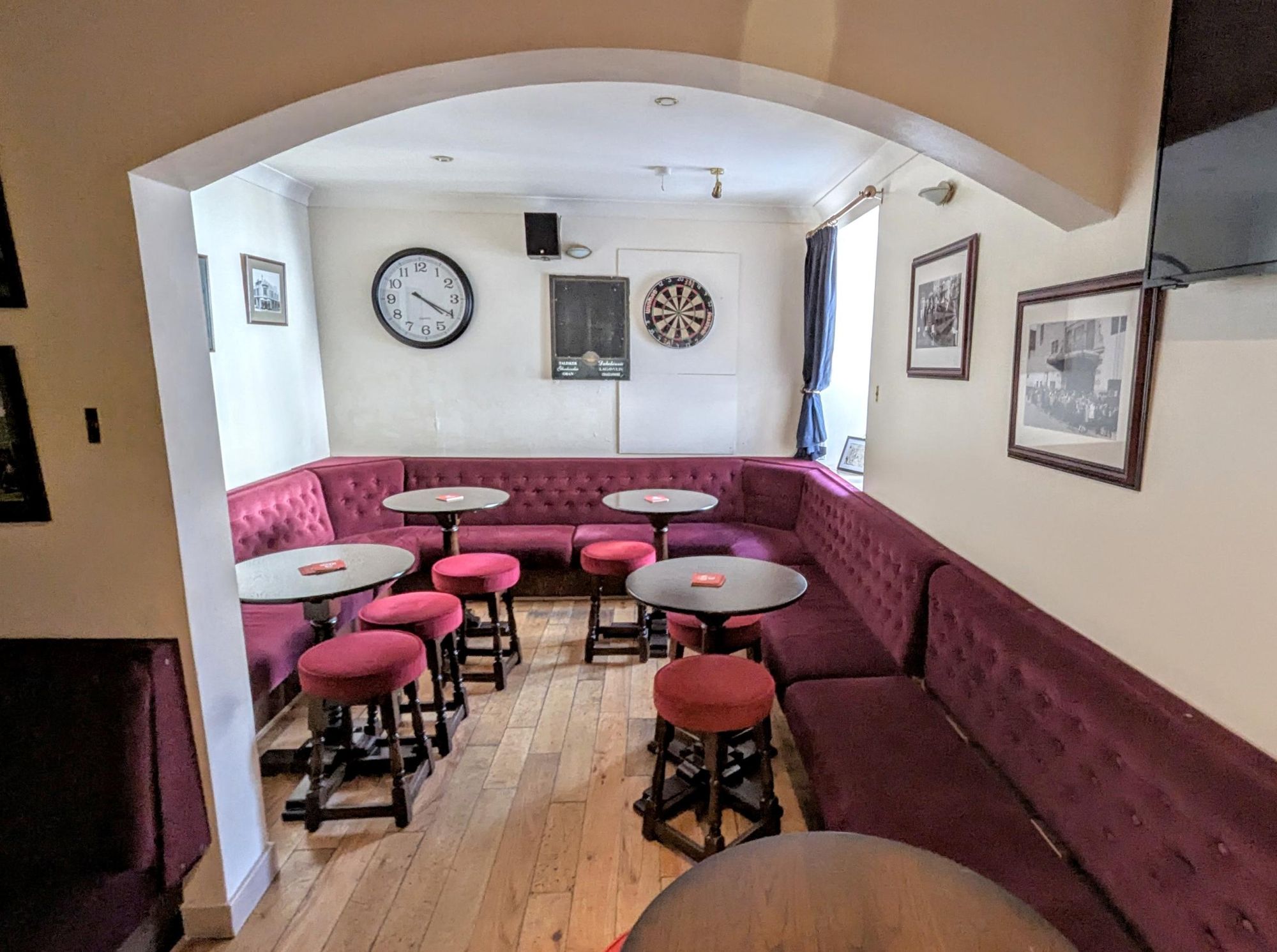 Grapes, Stranraer  (Photo: Hugh Steele - 02/07/2025). (Pub). Published on 20-12-2025