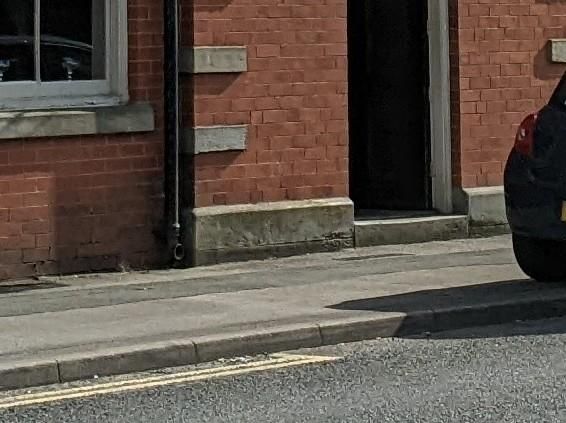 Mobility Access with deep step at the entrance. (External). Published on 25-01-2026