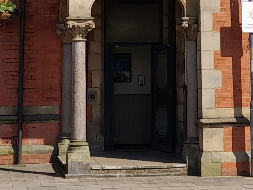 Mobility Access with deep step at the roundabout entrance. (External). Published on 01-02-2026