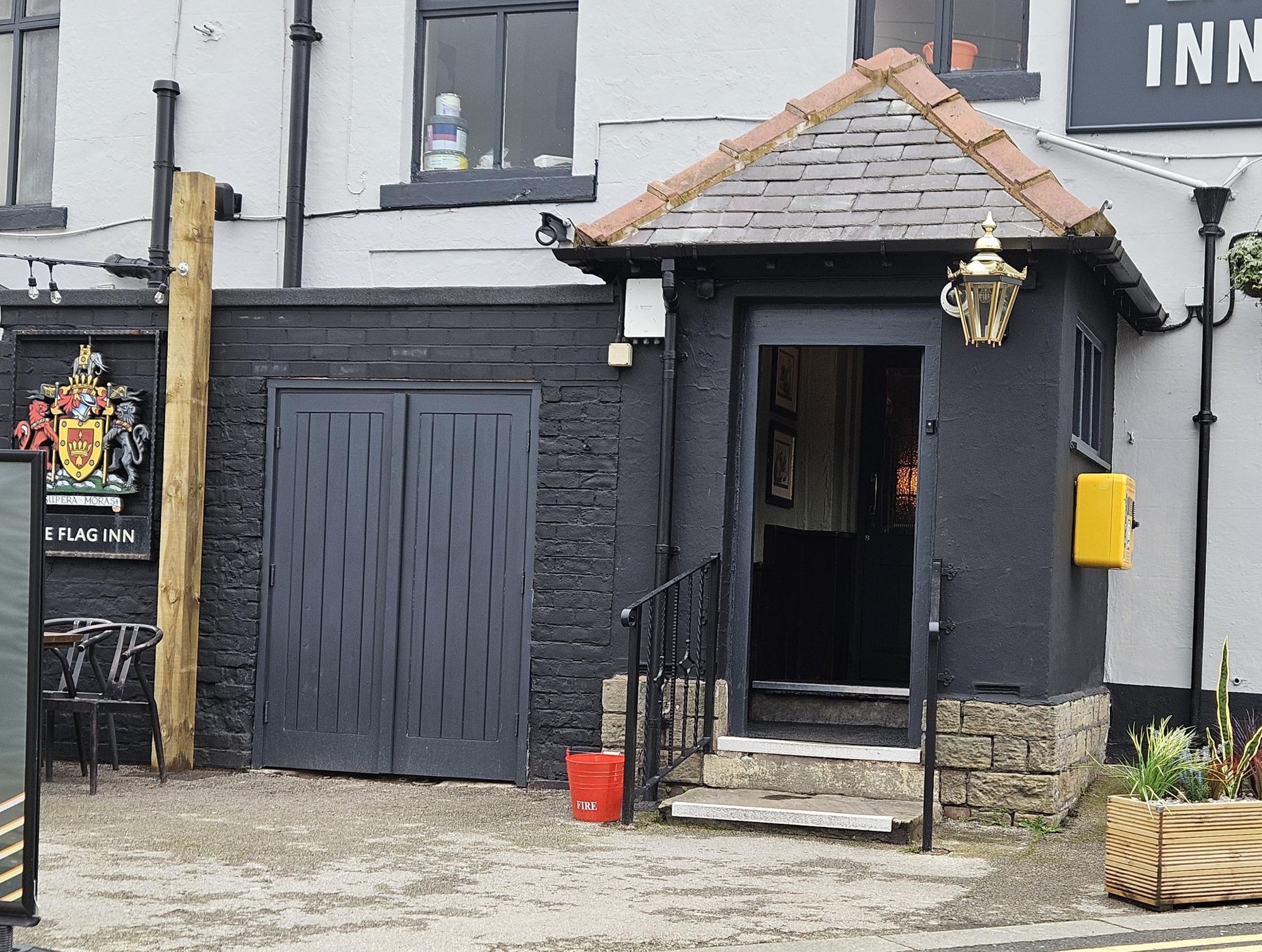 Mobility Access with three deep steps at the entrance. (External). Published on 06-03-2026