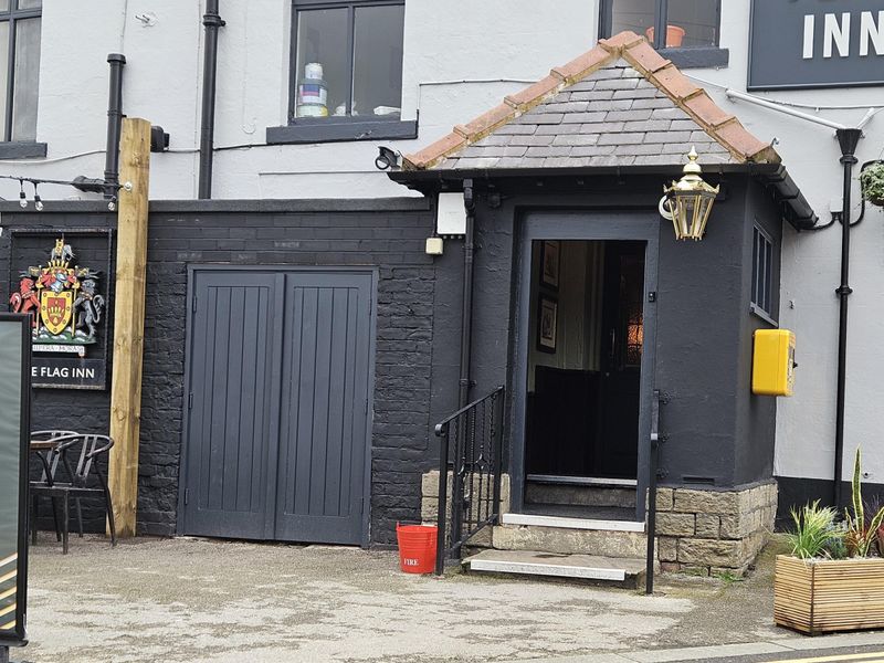 Mobility Access with three deep steps at the entrance. (External). Published on 06-03-2026 