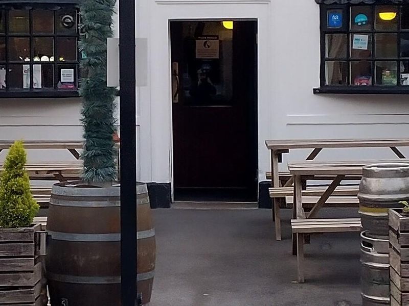 Mobility Access with slight step at the entrance. (External). Published on 22-01-2026 