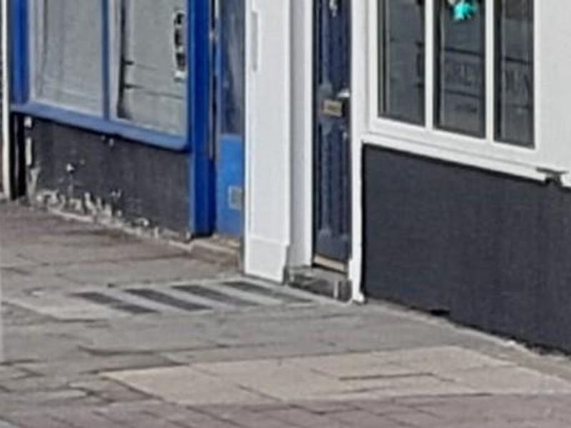 Mobility access showing medium step at the entrance. (External). Published on 18-01-2026 