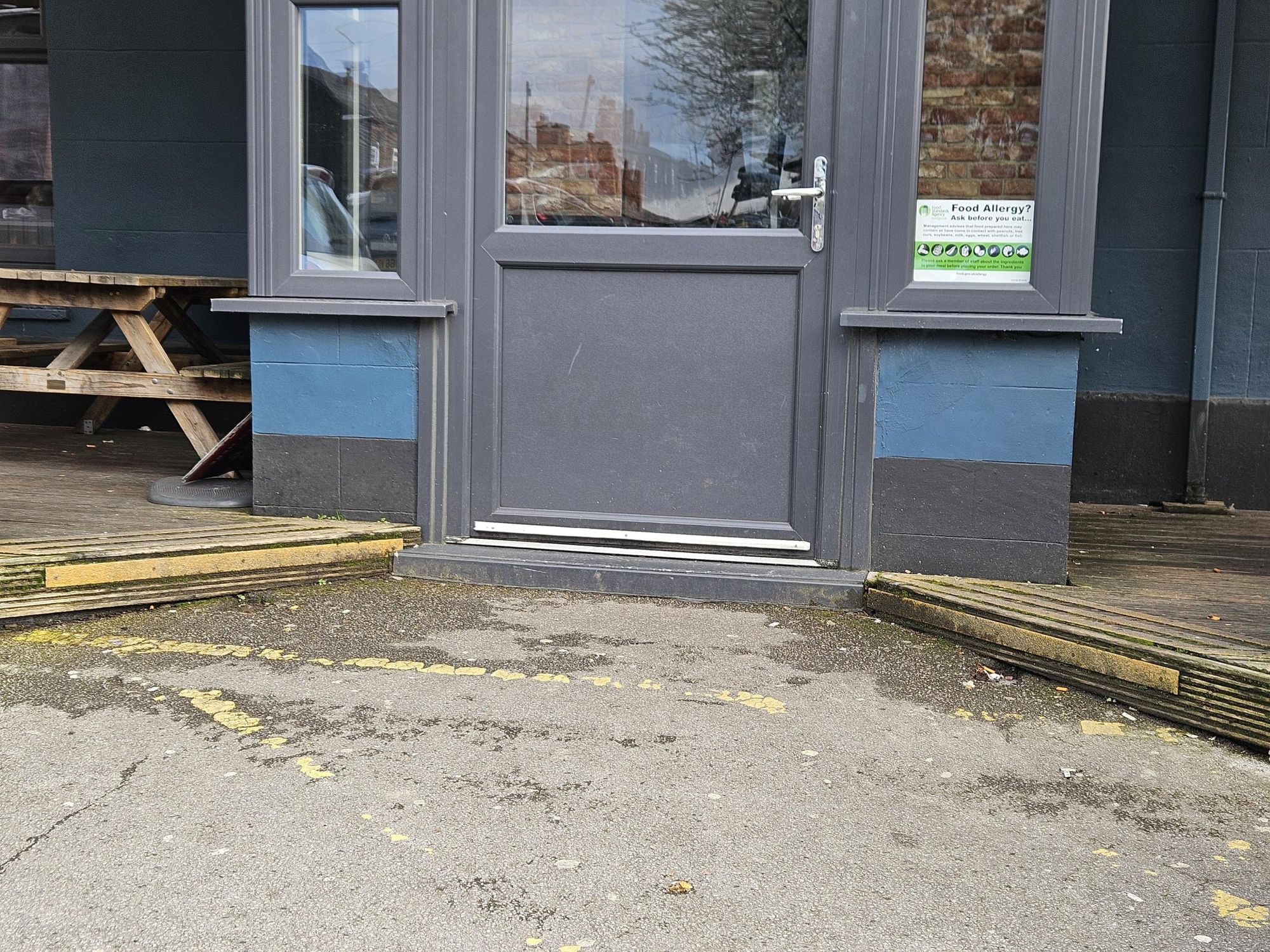 Mobility Access with medium step at the entrance. (External). Published on 06-03-2026