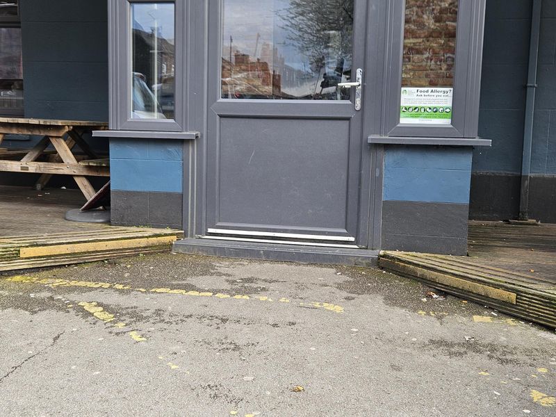 Mobility Access with medium step at the entrance. (External). Published on 06-03-2026 