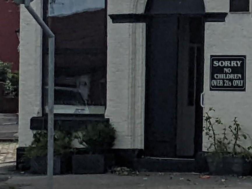 Mobility Access one deep step with a split door on main front en. (External). Published on 18-01-2026